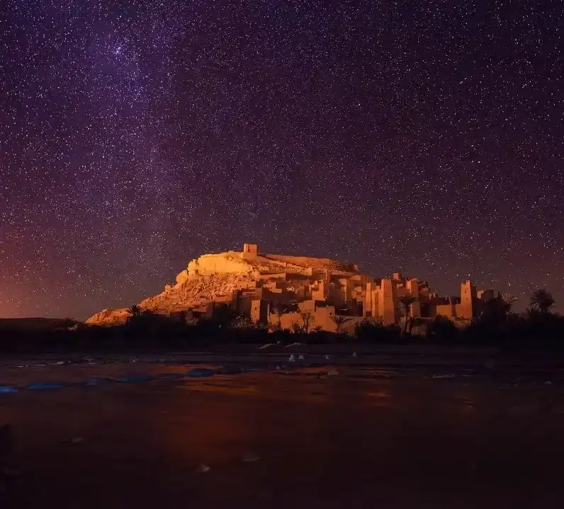 Aït Ben Haddou 's nachts verlicht onder een sterrenhemel