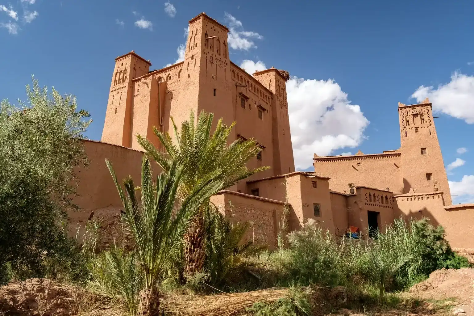 Étals et acheteurs dans le souk traditionnel de Rissani près de Merzouga